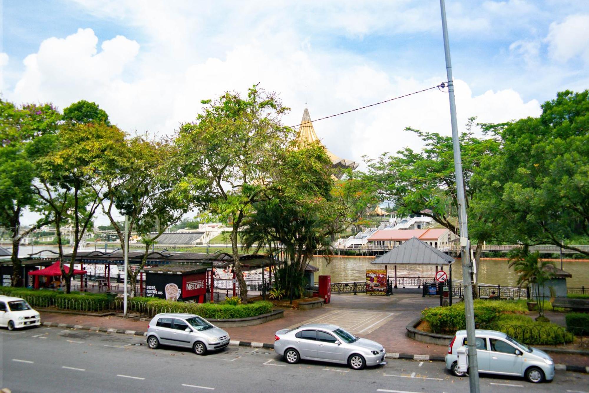 Upspot Kuching Waterfront Premium Hostel Exterior photo