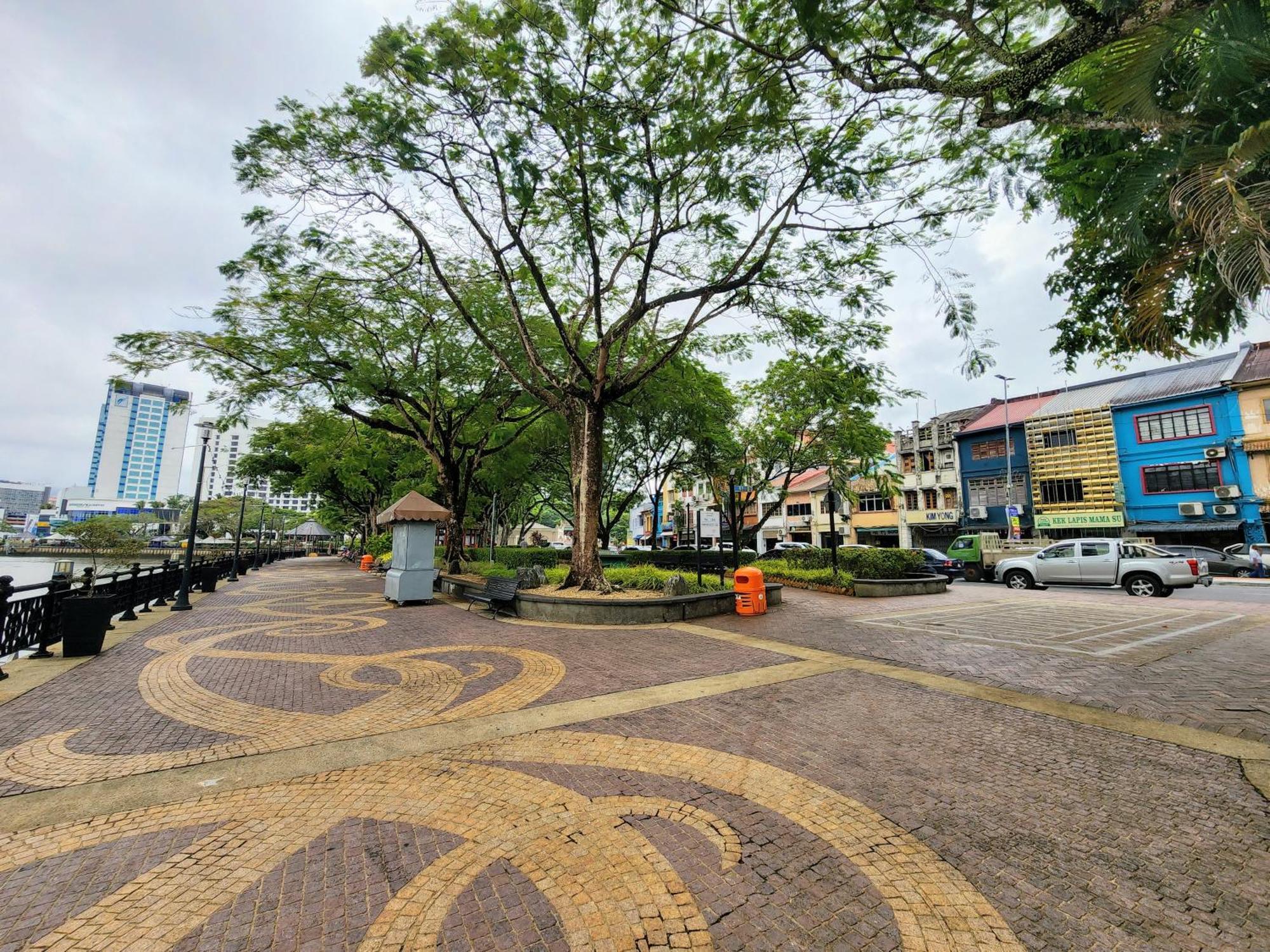 Upspot Kuching Waterfront Premium Hostel Exterior photo