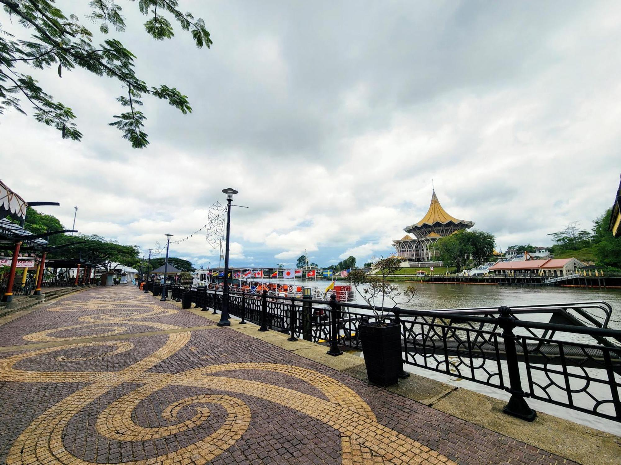 Upspot Kuching Waterfront Premium Hostel Exterior photo