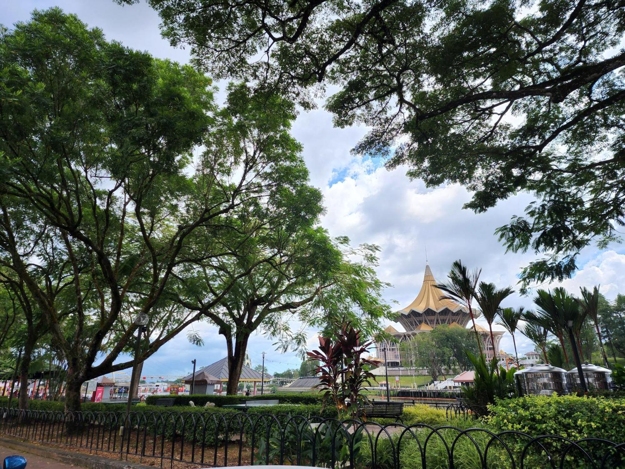 Upspot Kuching Waterfront Premium Hostel Exterior photo